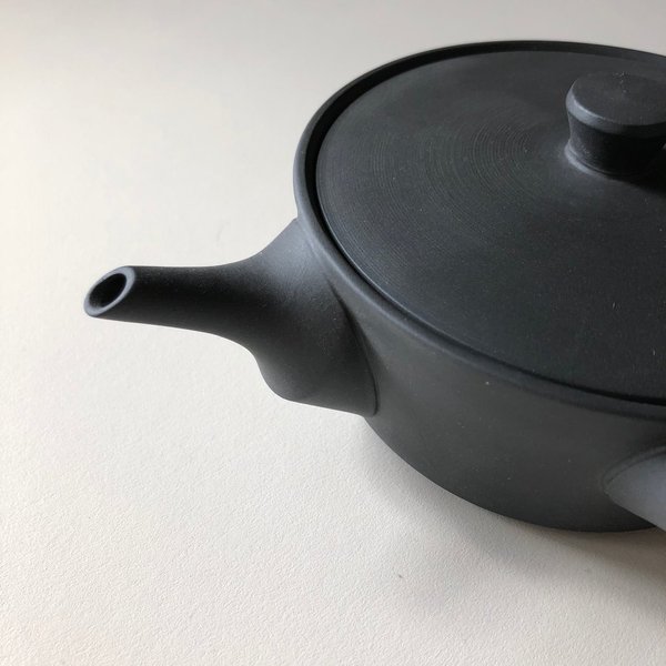 Tea Pot Black / Nankei Pottery